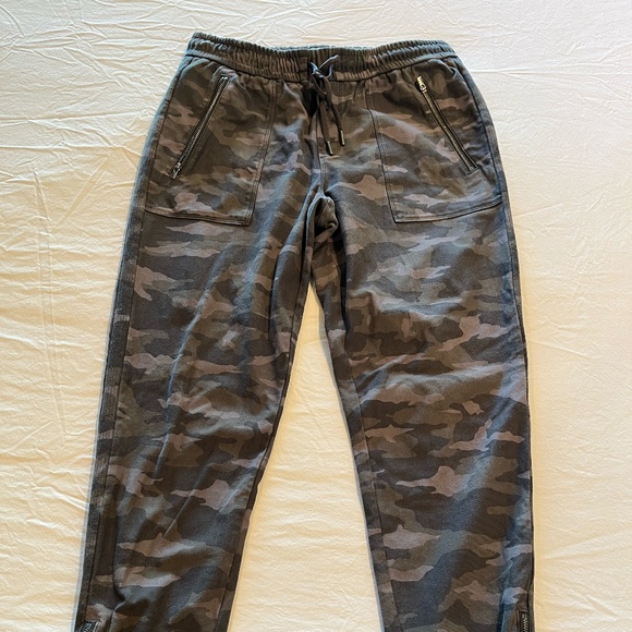 Athleta Camo farallon jogger with pocket & ankle zippers - Picture 2 of 6